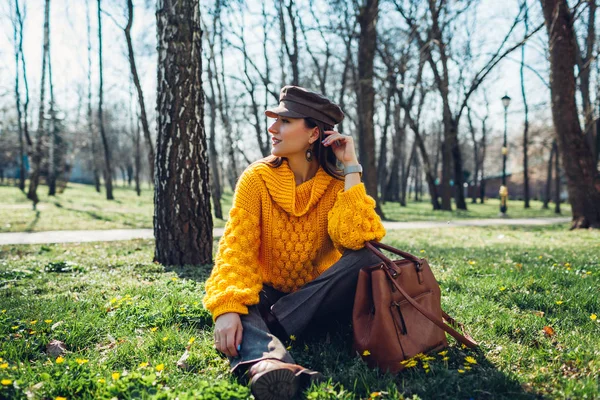 Mulher jovem segurando bolsa elegante e vestindo suéter amarelo. Primavera roupas femininas e acessórios. Moda — Fotografia de Stock