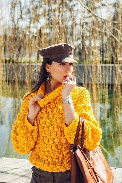 Jovem mulher vestindo roupa elegante e segurando bolsa ao ar livre. Primavera roupas femininas e acessórios. Moda — Fotografia de Stock