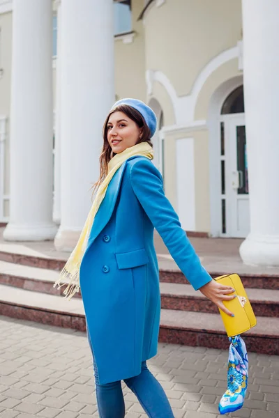 Fiatal nő divatos kék kabát, séta a városi gazdaság elegáns kézitáska. Tavaszi női ruhák és kiegészítők. Divat — Stock Fotó