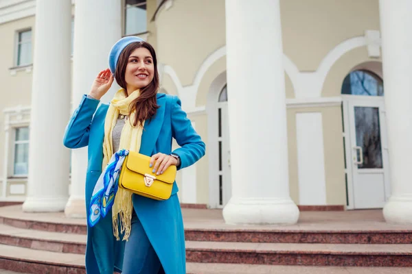 트렌디한 블루 코트 도시 세련 된 핸드백을 들고 걷는 젊은 여자. 봄 여성 의류 및 액세서리. 패션 — 스톡 사진