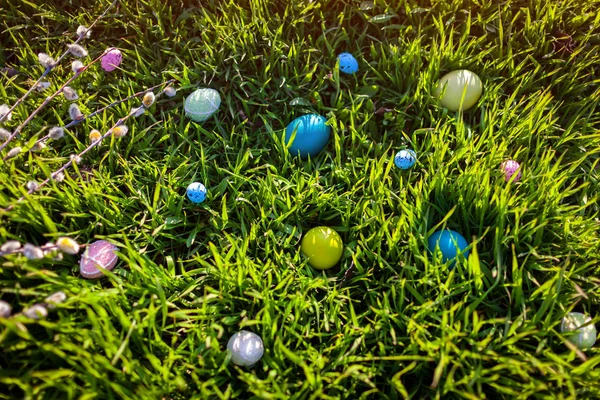 Gelukkige Pasen. Paaseieren verborgen in het voorjaar van gras. — Stockfoto