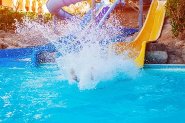 Hotel aquapark su kaydırağı eğleniyor kadın kıdemli