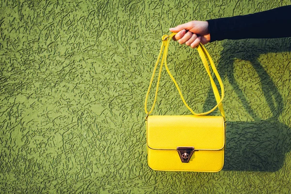 Ung kvinna som håller snygg gul hand väska. Vårens kvinnliga kläder och accessoarer. Mode — Stockfoto