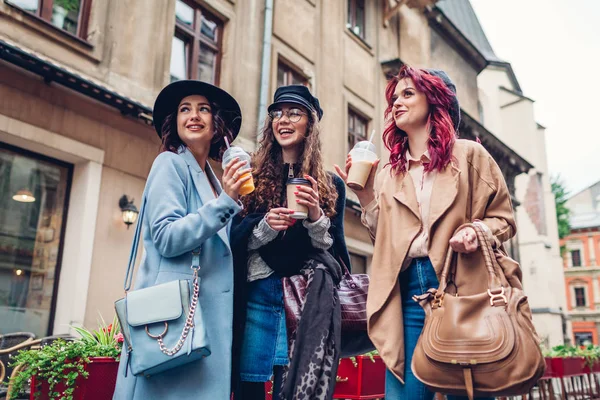 야외에서 음료를 마시는 세 명의 여성 친구. 커피, 오렌지 주스, 찻잔을 깜박이는 여성 — 스톡 사진