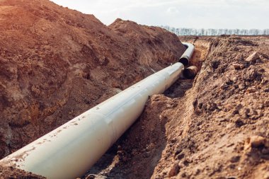 Endüstriyel gaz boru hattı. Yeraltındaki tarlaya yeni borular döşenmesi