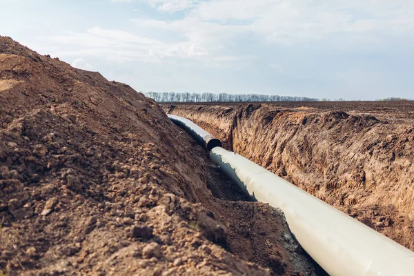 Gasoducto industrial. Colocación de nuevas tuberías en el campo subterráneo Imagen de stock