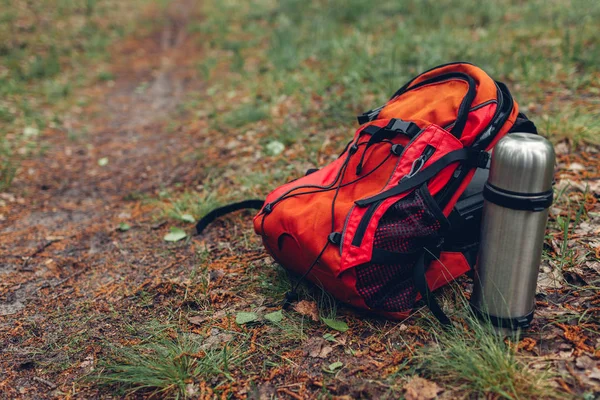 游客的背包，温泉森林里的热水瓶和茶。旅行和运动 — 图库照片