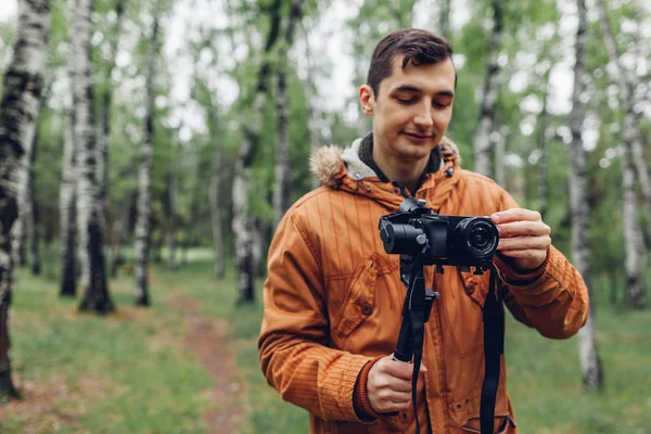 Відеооператор, який знімає весняний ліс. Людина використовує стеарикаму і камеру, щоб робити кадри. Відеозйомка — стокове фото