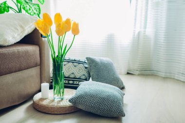Modern oturma odası iç detayları. Tatami saman yastık yerde çiçek ve yastık ile dekore