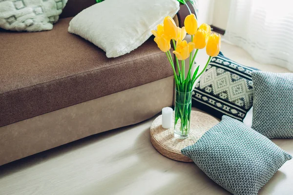 Modern oturma odası iç detayları. Tatami saman yastık yerde çiçek ve yastık ile dekore