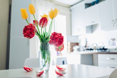 Modern mutfak tasarımı. Beyaz ve gümüş mutfak iç çiçeklerle süslenmiş. Rahat daire