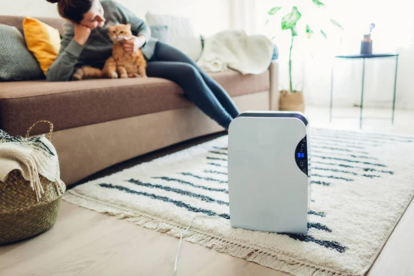 Luftentfeuchter mit Touchpanel, Feuchtigkeitsanzeige, UV-Lampe, Luftionisator, Wasserbehälter funktioniert zu Hause. Lufttrockner — Stockfoto