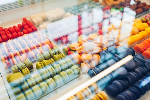 Assortiment van kleurrijke bitterkoekjes op café showcase. Verscheidenheid aan macaron smaken. Zoete amandel koekjes in de winkel. — Stockfoto