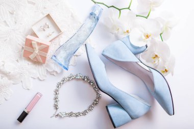 Şık kadın düğün giysileri, mavi ayakkabı ve çiçek aksesuarları. Gelin sabahı