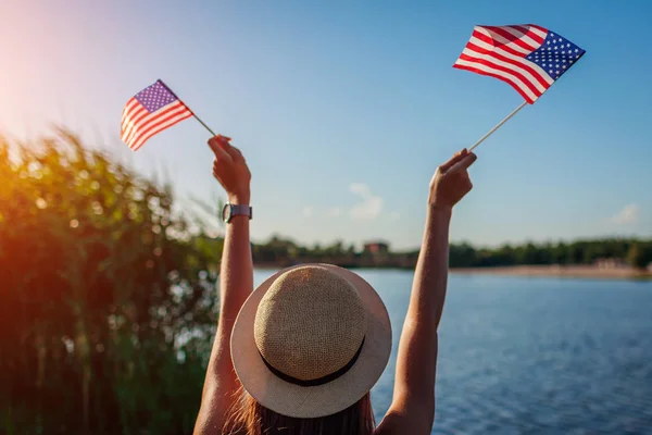拿着Usa国旗的女人 庆祝美国独立日 — 图库照片