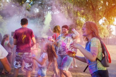 Myrhorod, Ukrayna - 16 Haziran 2019: Hint Holi renk festivaline boya atan bir grup genç