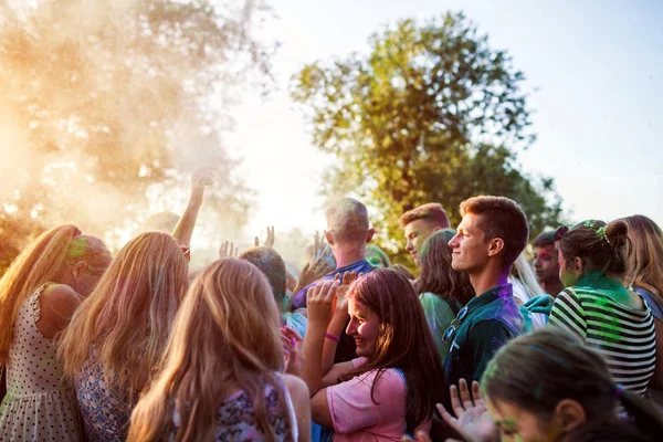 Myrhorod, Ucraina - 16 giugno 2019: Gruppo di giovani che lanciano vernici sul festival indiano dei colori di Holi — Foto Stock