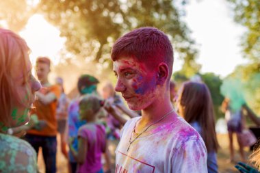 Myrhorod, Ukrayna - 16 Haziran 2019: Hint Holi renk festivaline boya atan genç bir arkadaş grubu