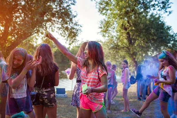 Myrhorod, Ucrania - 16 de junio de 2019: Grupo de jóvenes lanzando pinturas en el festival indio Holi de colores — Foto de Stock