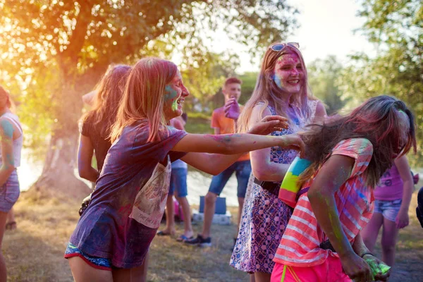 Миргород, Україна-16 червня 2019: група молодих людей кидали фарби на індійський фестиваль Holi в кольорах — стокове фото