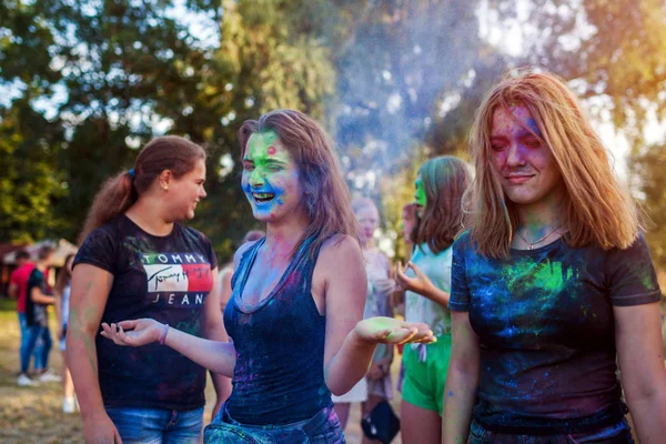 Миргород, Україна-16 червня 2019: група молодих друзів кидали фарби на індійський фестиваль холі квітів — стокове фото