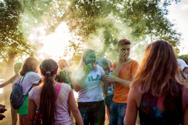 Myrhorod, Ukrayna - 16 Haziran 2019: Hint Holi renk festivaline boya atan bir grup genç