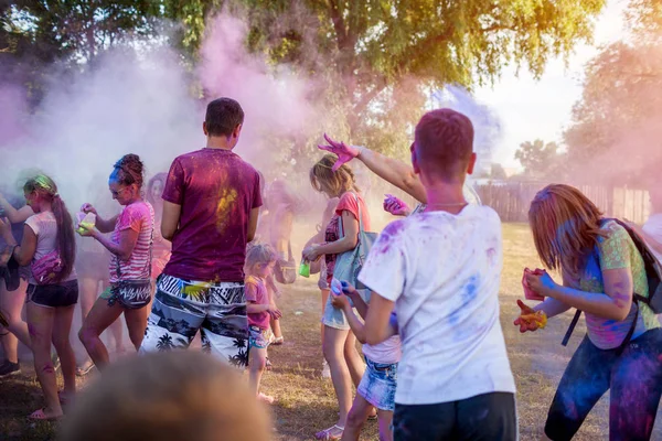 Myrhorod, Ukraina-16 czerwca 2019: Grupa młodych ludzi rzucanie farby na indyjskim festiwalu Holi kolorów — Zdjęcie stockowe