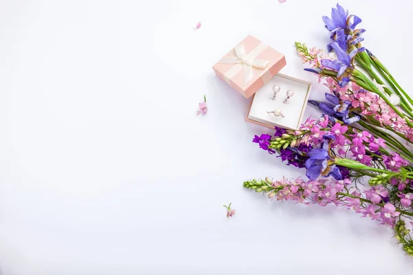 Zestaw srebrny pierścień i kolczyki z perłami w pudełku z kwiatami. Prezent na wakacje — Zdjęcie stockowe