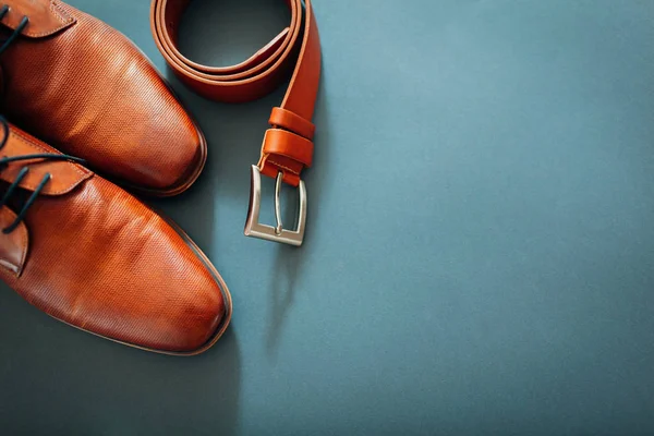 De accessoires van de zakenman. Bruin lederen schoenen, riem, parfum, gouden ringen. Mannelijke mode. Zakenman — Stockfoto