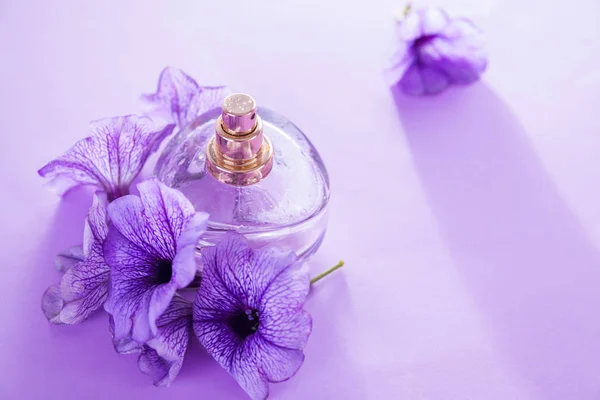 Flasche Parfüm mit Blumen. Blütenduft. Bio-Kosmetik — Stockfoto