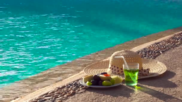 Placa Con Frutas Exóticas Bebida Dejada Por Piscina Vacaciones Verano — Vídeo de stock