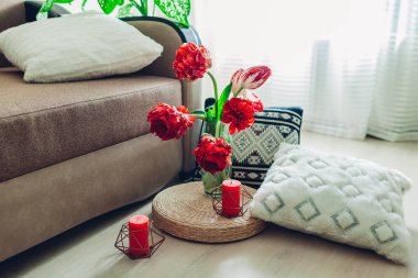 Modern oturma odası iç detayları. Tatami saman yastık yerde çiçek ve yastık ile dekore