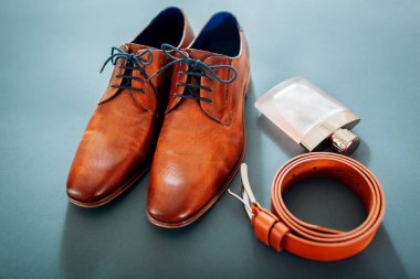 İş adamı aksesuarları. Kahverengi deri ayakkabılar, kemer, parfüm. Erkek moda. Işadamı