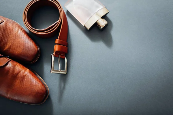 De accessoires van de zakenman. Bruin lederen schoenen, riem, parfum, gouden ringen. Mannelijke mode. Zakenman — Stockfoto