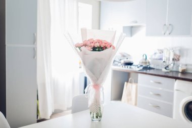 Mutfakta gül buketi. Modern mutfak tasarımı. Çiçeklerle süslenmiş mutfak iç.