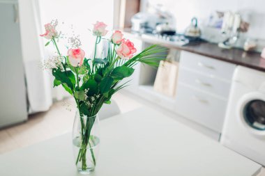 Mutfakta gül buketi. Modern mutfak tasarımı. Çiçeklerle süslenmiş mutfak iç.