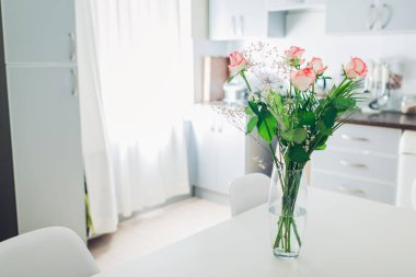 Mutfakta gül buketi. Modern mutfak tasarımı. Çiçeklerle süslenmiş mutfak iç.