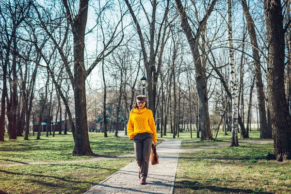 뷰티 패션 모델입니다. 세련된 핸드백을 들고 노란색 스웨터를 입고 젊은 여성. 가을 의상 — 스톡 사진