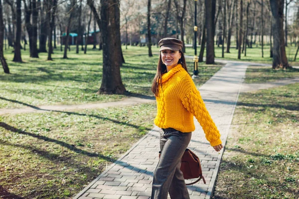 Modelo de moda belleza. Mujer joven sosteniendo elegante bolso y usando suéter amarillo. Traje de otoño — Foto de Stock