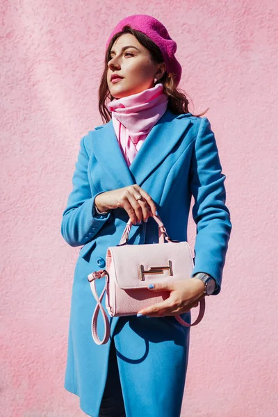 뷰티 패션 모델입니다. 세련된 핸드백을 들고 파란색 코트를 입고 여자. 가을 여성 의류 및 액세서리. — 스톡 사진