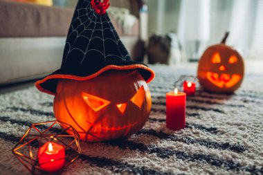 Cadılar Bayramı jack-o-fener kabakları. Geleneksel Cadılar Bayramı sembolleri ile dekore edilmiş ev.
