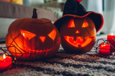 Cadılar Bayramı jack-o-fener kabakları. Geleneksel Cadılar Bayramı sembolleri ile dekore edilmiş ev.