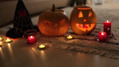Cadılar Bayramı jack-o-fener kabakları. Geleneksel Cadılar Bayramı sembolleri ile dekore edilmiş ev. Mumlar ile ürkütücü kabaklar oturma odası halı koymak