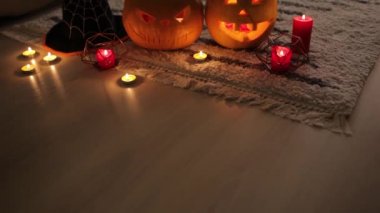 Cadılar Bayramı jack-o-fener kabakları. Geleneksel Cadılar Bayramı sembolleri ile dekore edilmiş ev. Mumlar ile ürkütücü kabaklar oturma odası halı koymak