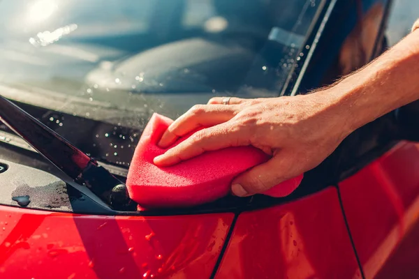 Lavaggio auto. Uomo pulizia auto con spugna saponata all'aperto. Primo piano — Foto Stock