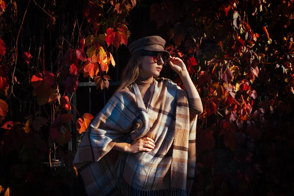 가을 패션. 야외에서 멋진 옷을 입은 젊은 여성. 의상 과 액세서리. 아름다운 초상화 — 스톡 사진