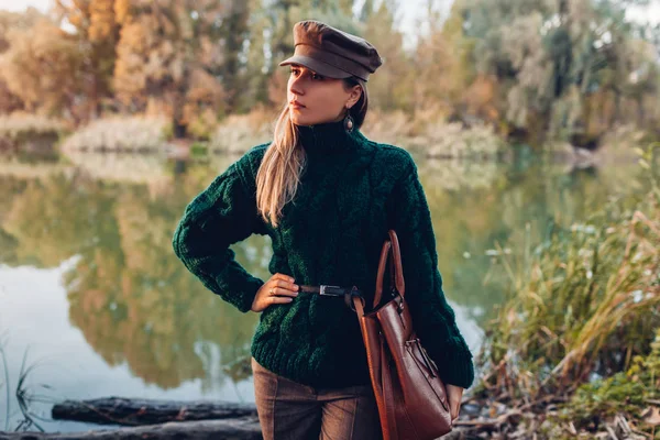 Jesienna moda. Młoda kobieta ubrana w stylowy strój i trzymająca torebkę na zewnątrz. Odzież i akcesoria — Zdjęcie stockowe