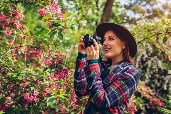 Жінка Фотограф Фотографує Використовуючи Камеру Літньому Саду Розпускаючи Дерева Фрілансер — стокове фото