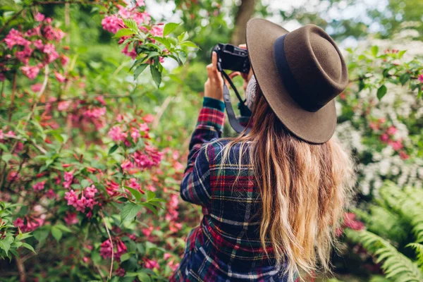 Жінка Фотографує Квіти Цифровій Камері Літньому Саду Дівчина Гуляє Насолоджуючись — стокове фото
