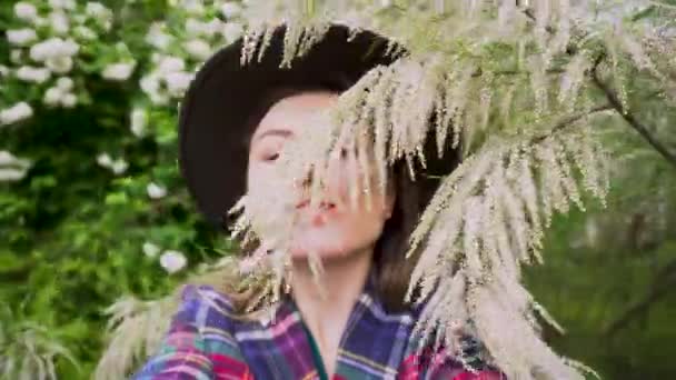 Mujer Joven Oliendo Ramas Florecientes Tamarisco Jardín Verano Chica Feliz — Vídeo de stock